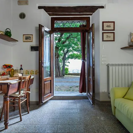 In A Overlooking Val Di Chiana Nyaraló